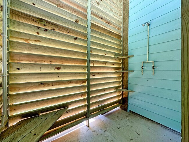 Building Photo - 917 Westview
