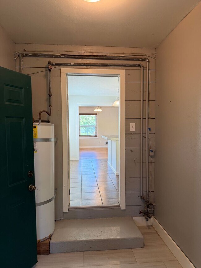 Building Photo - Large updated 2 bedroom 1 bathroom house in Springfield!