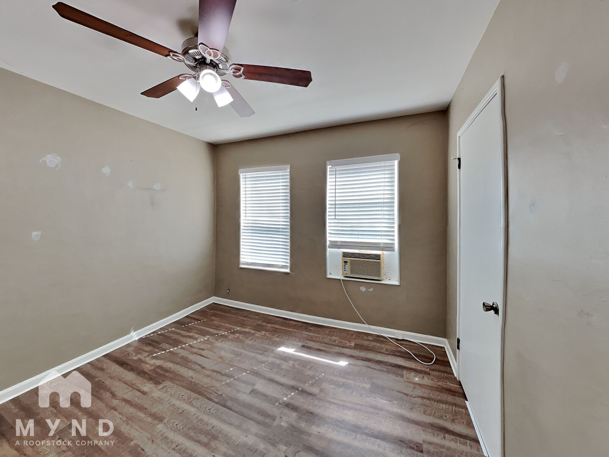 Building Photo - 2141 Royal Oaks Dr