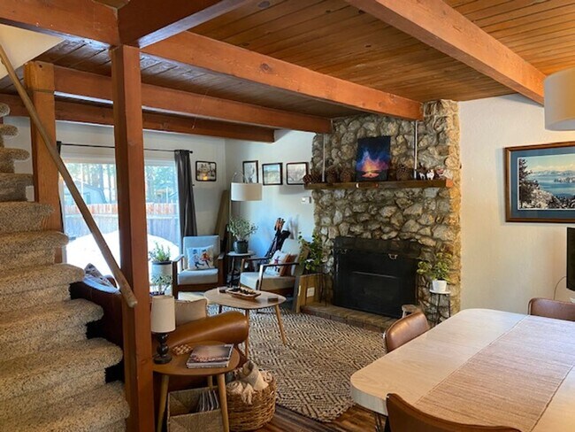 Building Photo - Lovely 3 Bedroom Home with Upgrades Throug...
