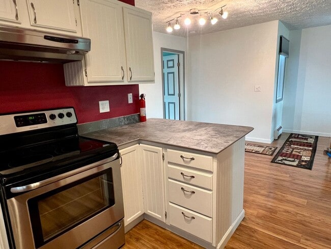 Building Photo - High speed internet included - 3 bedroom t...