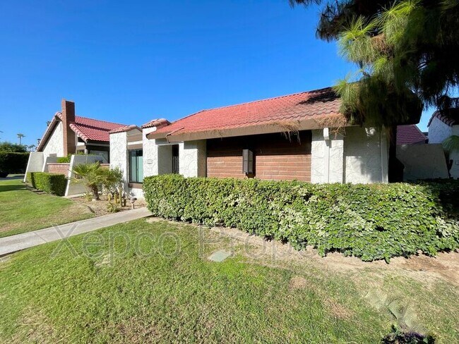 Building Photo - 2353 E Miramonte Cir