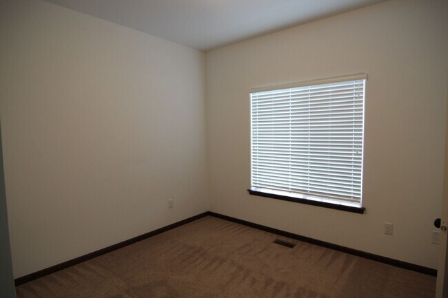 Building Photo - 4 Bedroom, 3 bath close to University