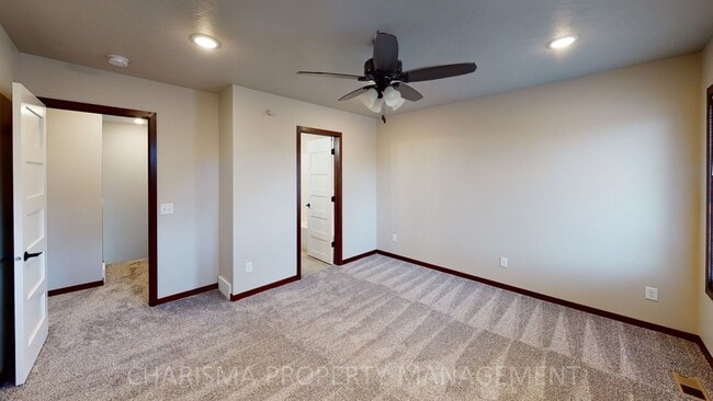 Building Photo - 3 BD, 2.5 BA TOWNHOME, DOUBLE ATTACHED GAR...