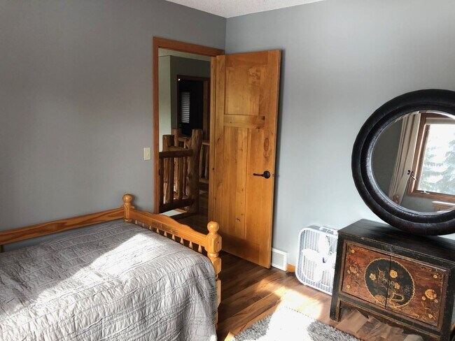 Building Photo - 4 Bedrooms, 3 Bathrooms Fully Furnished La...