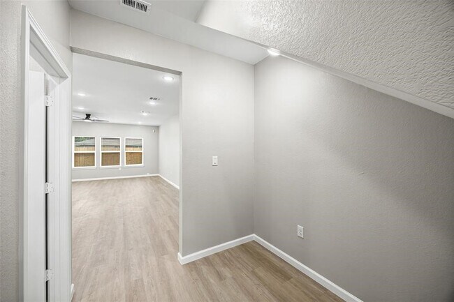 Building Photo - 10214 Hollyglen Dr