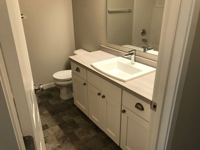 Building Photo - 4 Bed 3.5 Bath Single Family Home