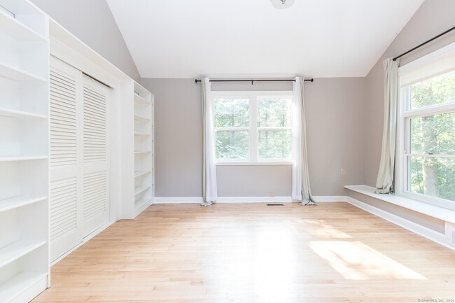 Building Photo - 211 New Canaan Rd