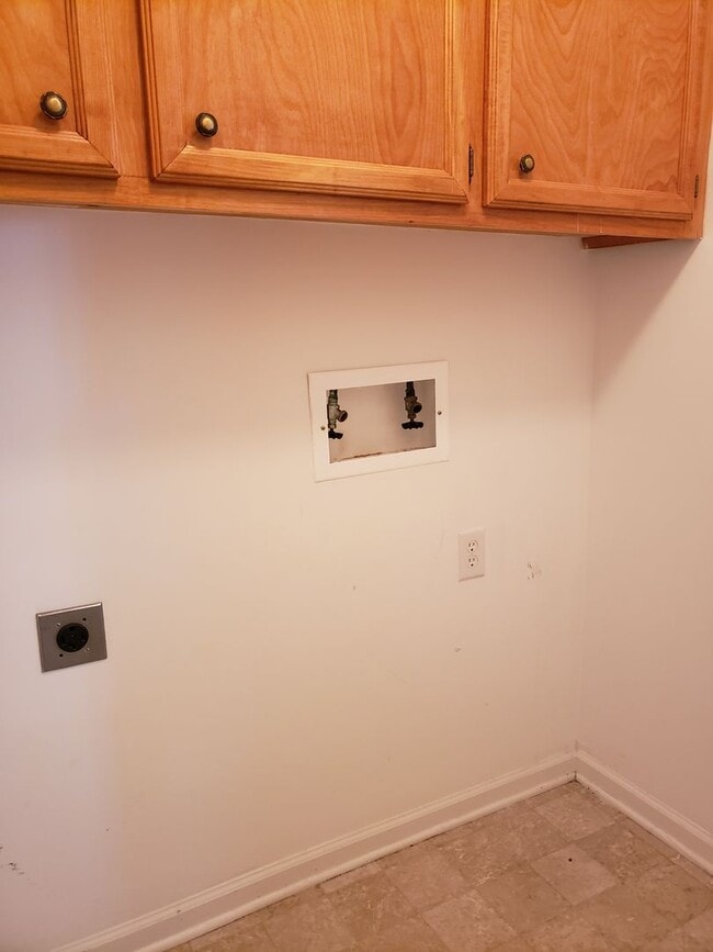 Building Photo - 2-bedroom, 2.5 bathroom townhome