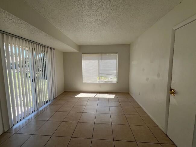Building Photo - AVAIL 10/15 -- $1,295 ** Annual ** 3 Bed /...