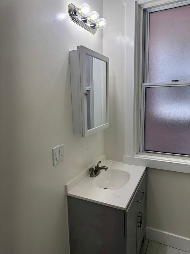 Building Photo - Great 1st Floor Duplex in Squirrel Hill! Available NOW!