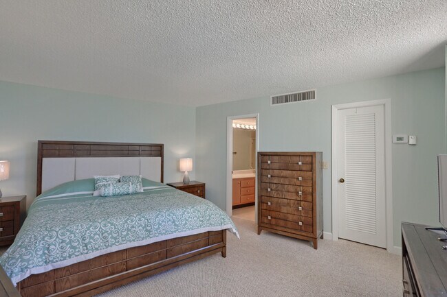 Building Photo - 2800 N Ocean Dr