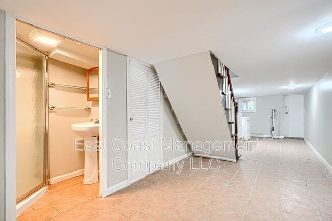 Building Photo - 2204 Ruskin Ave