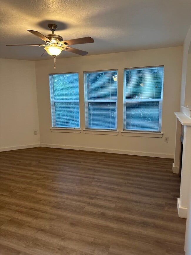 Building Photo - Cute 3 bedroom, 2 bath townhome with Community Pool in Boise