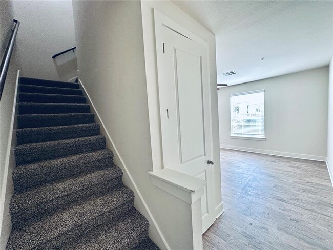 Building Photo - 2216 Creekside Ln