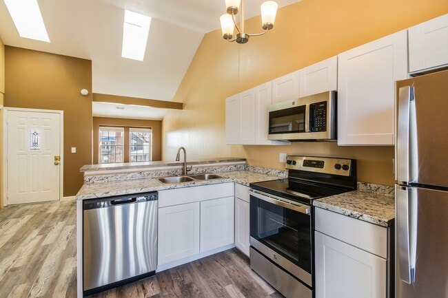 Building Photo - Beautifully remodeled condo in Smokey Hill - Available May 1st!!