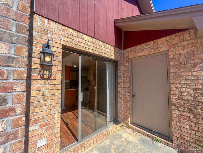 Building Photo - 4456 Bellview Ave