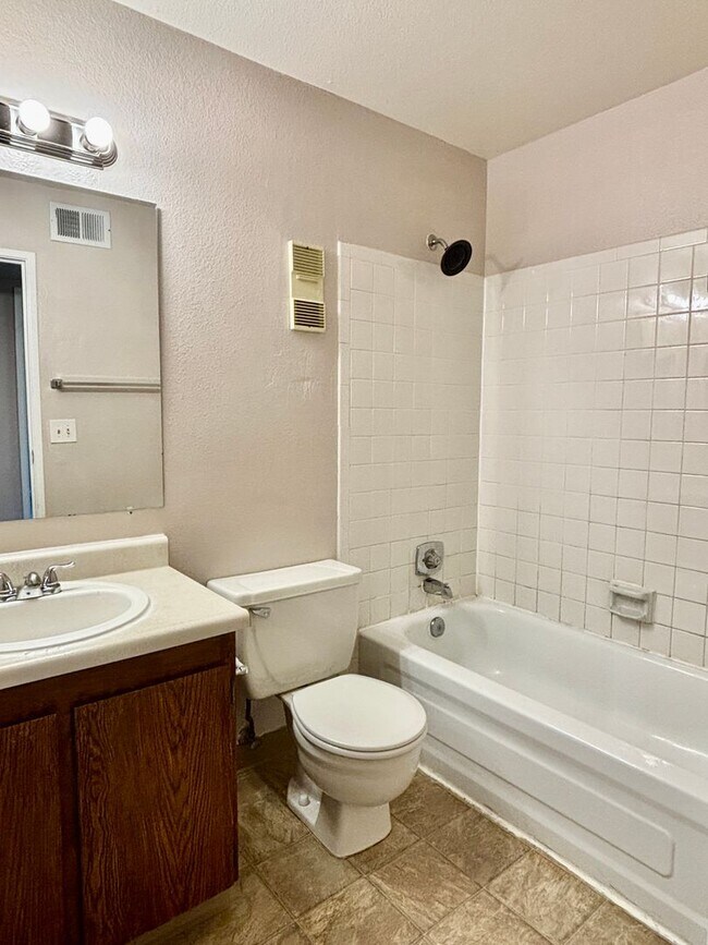 Building Photo - Updated 2 Bed/2 Bath Aurora Condo – Fireplace, Washer/Dryer, Community Perks!