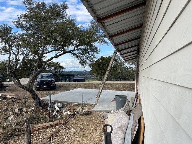 Building Photo - NEW ON MARKET // ALL BILLS PAID !
