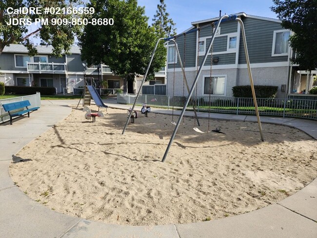 Building Photo - Price Lowered! Ontario 2 bedroom Townhouse