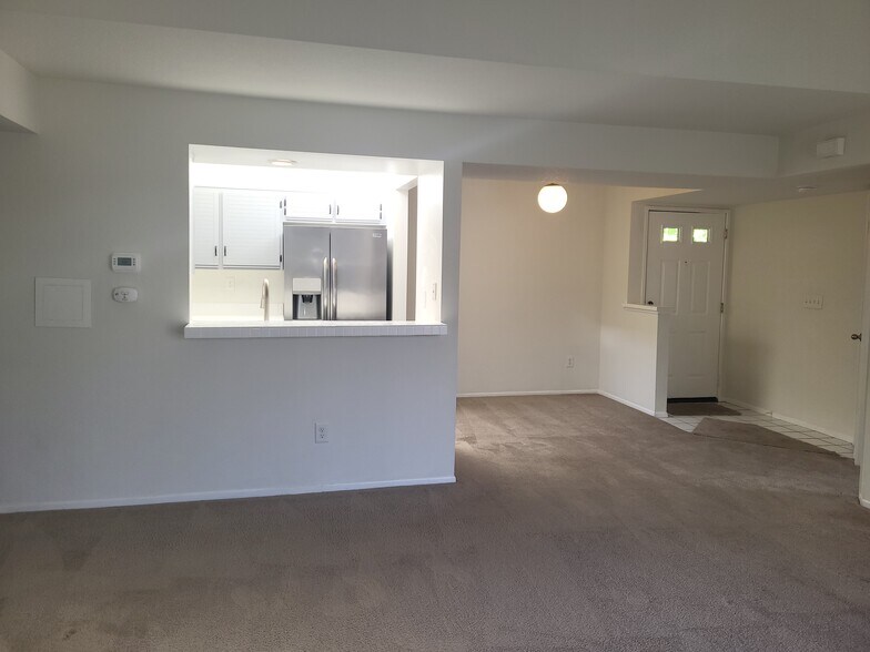 Building Photo - 24143 Del Monte Dr