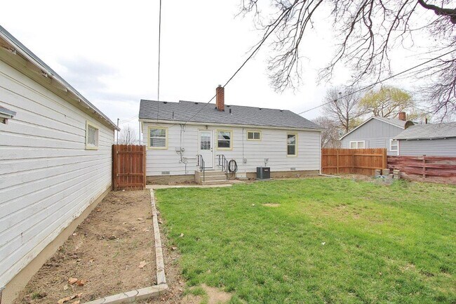 Building Photo - Charming Single-Level Home