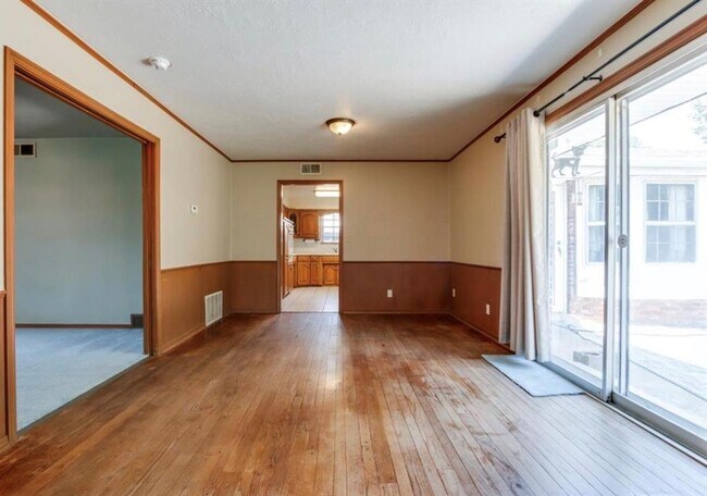 Building Photo - 4325 SE 12th St