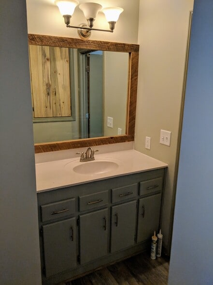 main floor bath - 386 Eagle Mountain Dr West