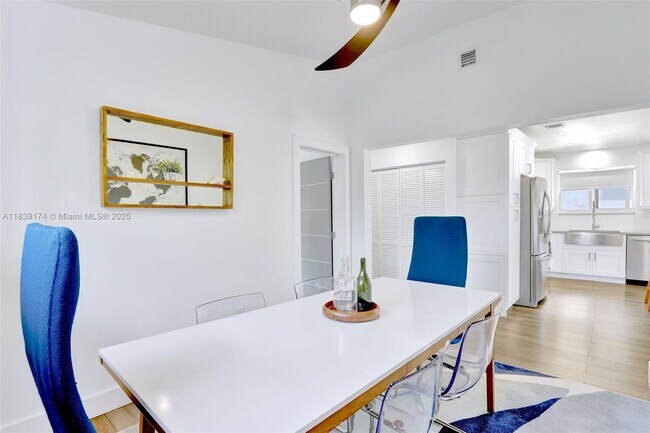 Building Photo - 320 Hendricks Isle