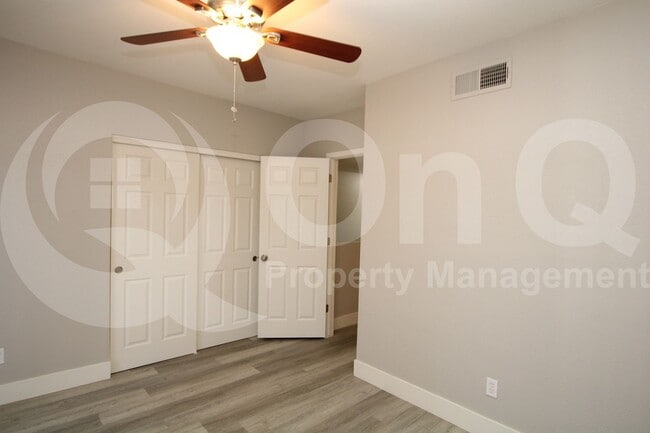 Building Photo - 2807 E Paradise Ln