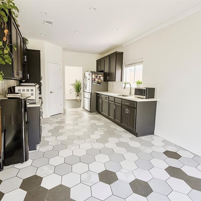 Building Photo - 1002 Acanthus St