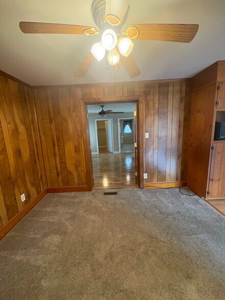 Den / Breakfast Nook - 2904 Norfolk St