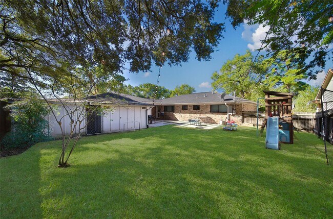 Building Photo - 4402 Fallbrook Dr