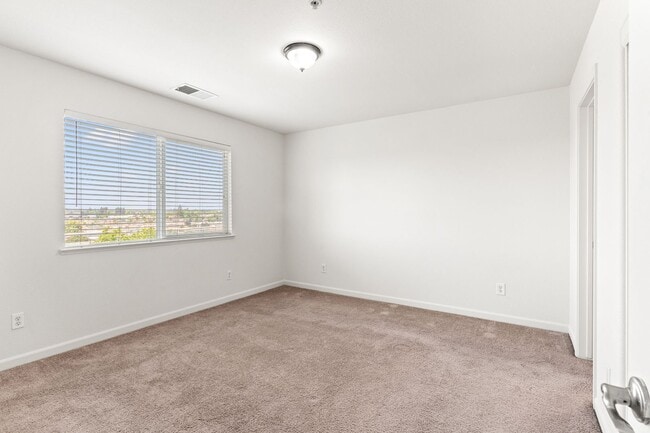 Building Photo - Spacious 2 Bed, 2.5 Bath Townhouse in Gate...