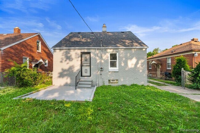 Building Photo - Beautiful Blue Bungalow