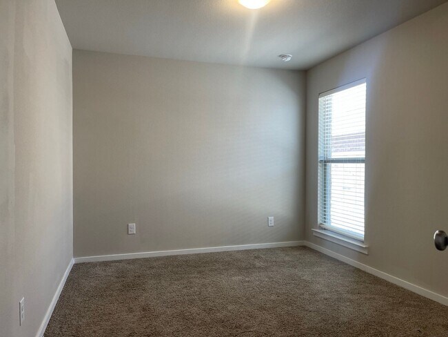 Building Photo - Pre-leasing 3 bed 2 bath Move In Ready! Co...