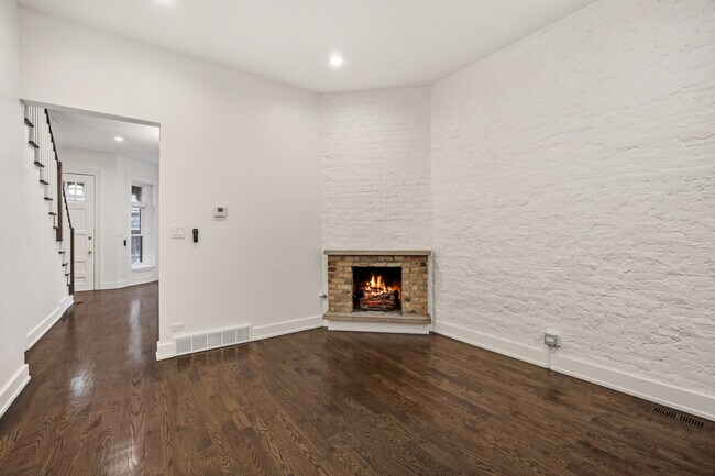 Building Photo - 2107 N Clark St