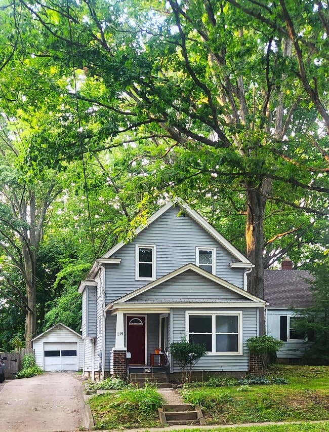 Primary Photo - 219 E Oak St