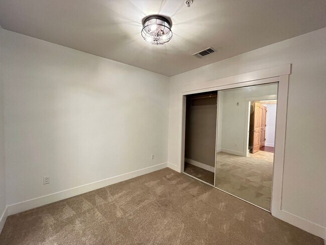 Building Photo - 2 Bed + 2 Bath Condo in the Belmont District Portland ~ Secured Garage Parking, Washer & Dryer in...