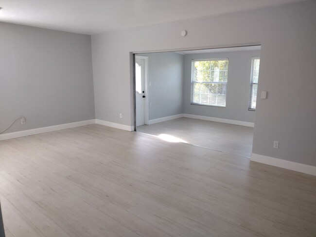 Building Photo - Adorable UPDATED 1 bedroom 1 Bath home wit...