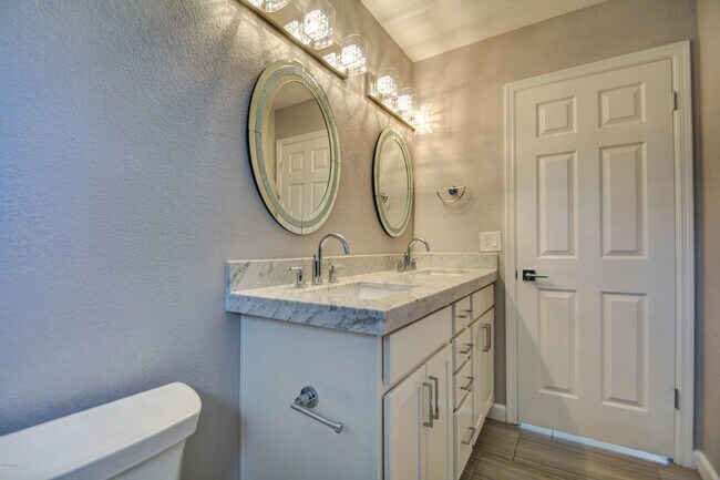 Building Photo - Offering 3 spacious bedrooms, 2.5 baths, l...