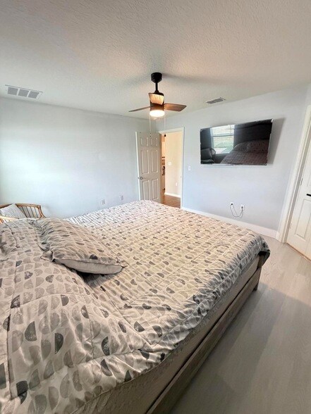 Building Photo - 4249 SW Whitebread Rd