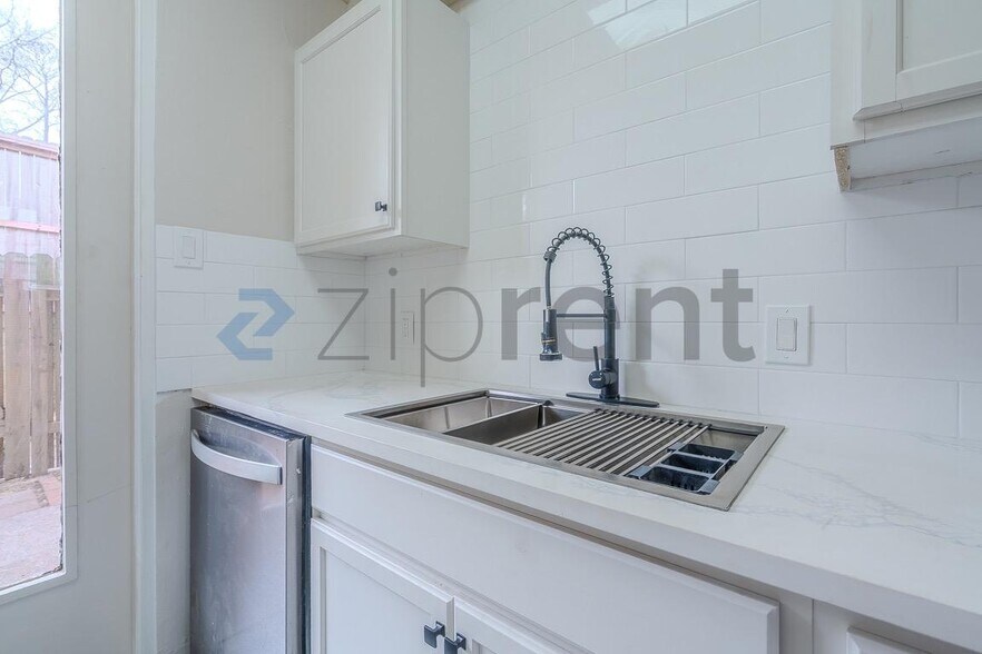 Building Photo - 19 Lakeway St