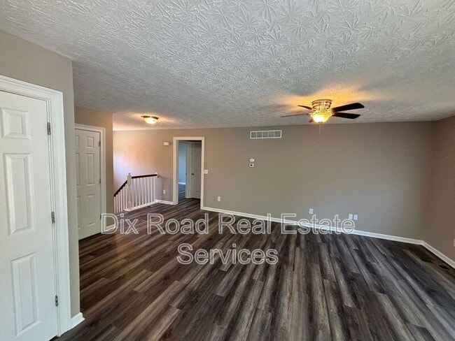 Building Photo - 1024 Golfview Dr