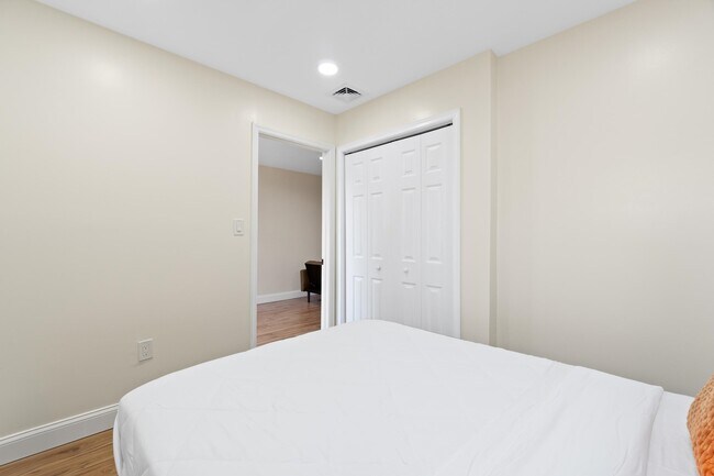 Building Photo - 409 66th St