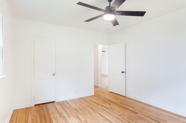 Building Photo - Beautiful Newly Renovated 2/1 w/ Large Fen...