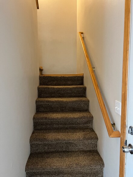 Building Photo - 1983 Greatview Dr