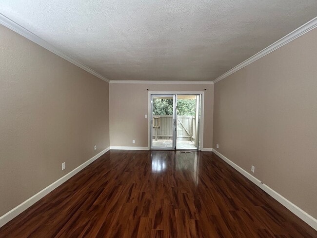 Building Photo - Move-In Ready 1BR in Sought-After Kirkwood...