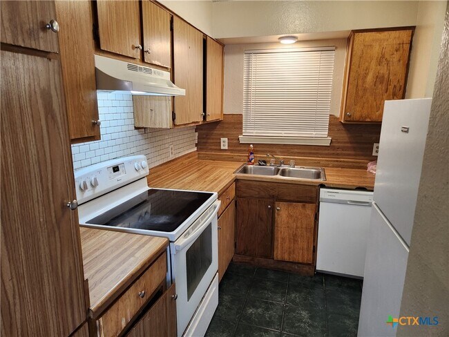 Building Photo - 908 Ticonderoga Dr