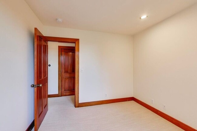 Building Photo - 28 Meadow Rd